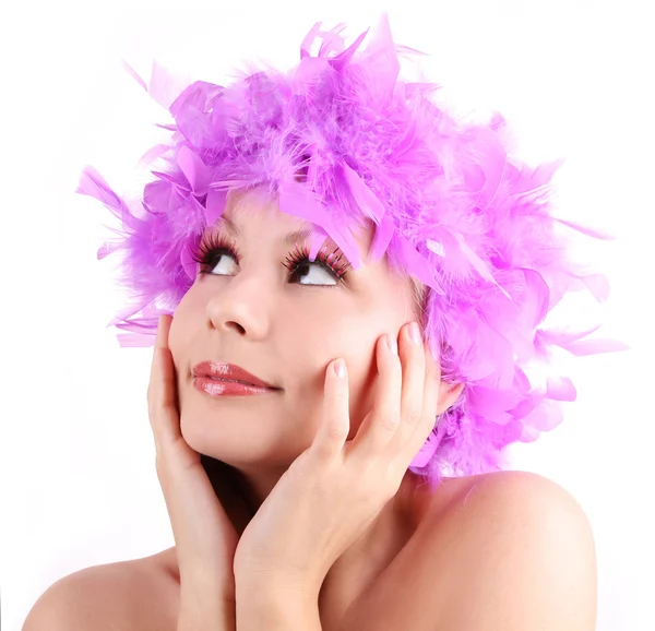 Молодая девушка с фиолетовым париком из перьев, изолированные на белом фоне — стоковое фото