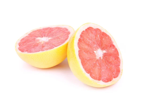 In Scheiben geschnittene rote Grapefruit isoliert auf weiß — Stockfoto