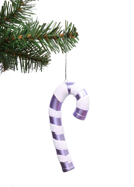Juguete de piruleta de Navidad púrpura en la rama del árbol de Navidad, aislado en blanco — Foto de Stock