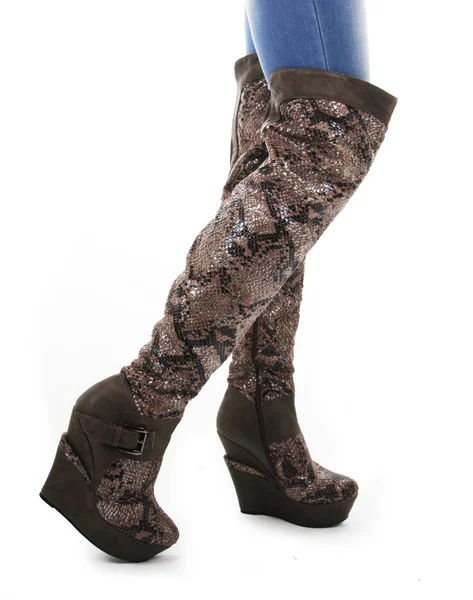 Hadí kůže klíny boty na sexy nohy izolovaných na bílém pozadí — Stock fotografie