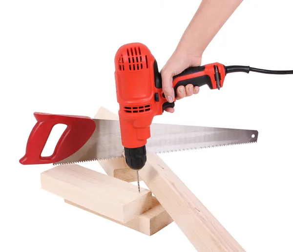 Taladro en mano, sierra y tablero de madera aislado en blanco, herramientas de construcción — Foto de Stock