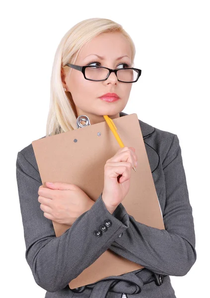 Portret van denken zakenvrouw in glazen met pen en Klembord geïsoleerd op wit — Stockfoto