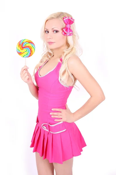 Mooie blonde barbie girl in hete roze jurk met kleurrijke lollipop geïsoleerd op witte achtergrond — Stockfoto