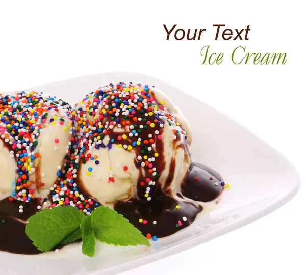 Ice cream met chocolade en snoep hagelslag topping, geïsoleerd op wit — Stockfoto
