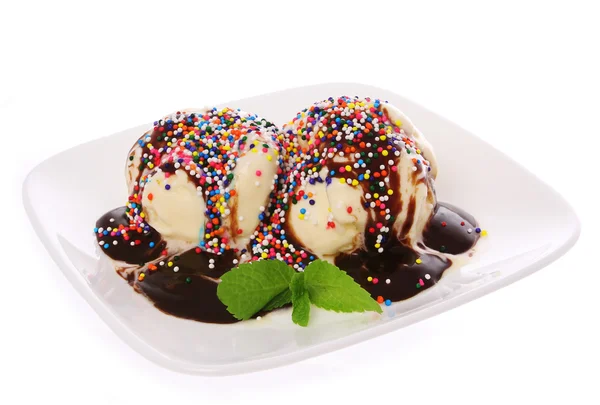 Мороженое с шоколадом и конфетными брызгами сверху, изолированные на белом — стоковое фото
