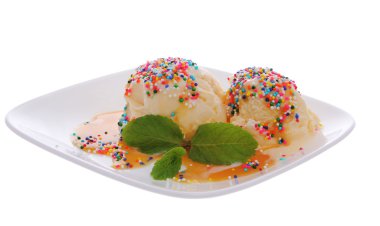 plaka üzerinde beyaz izole, karamel ve çikolata parçacıklı dondurma