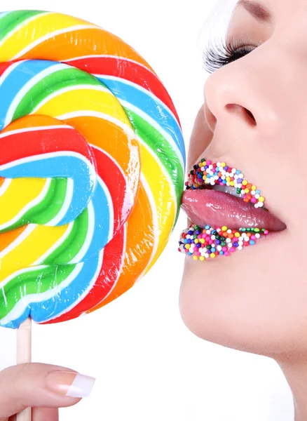 糖果洒的嘴唇和五彩的棒棒糖 — 图库照片