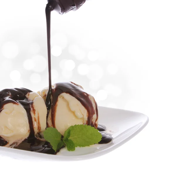 Delicioso helado con cobertura de chocolate y hojas de menta — Foto de Stock