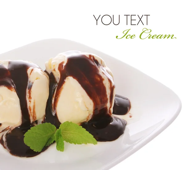 God glass med choklad och mint lämnar på plattan, isolerad på vit — Stockfoto