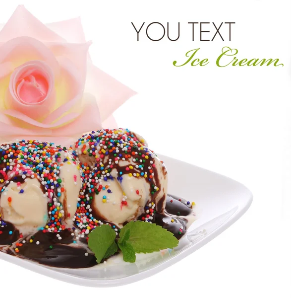 lezzetli tatlı dondurma ve pembe Gül, beyaz izole