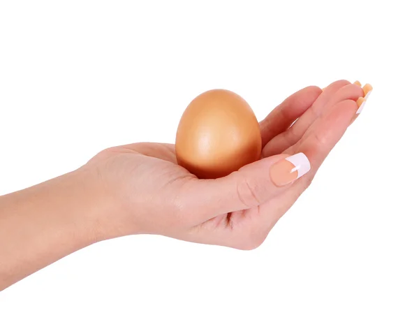 Яйцо в руке женщины изолированы на белом фоне — стоковое фото