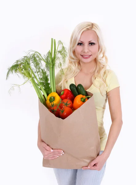 Mujer joven rubia con verduras en bolsa de compras —  Fotos de Stock