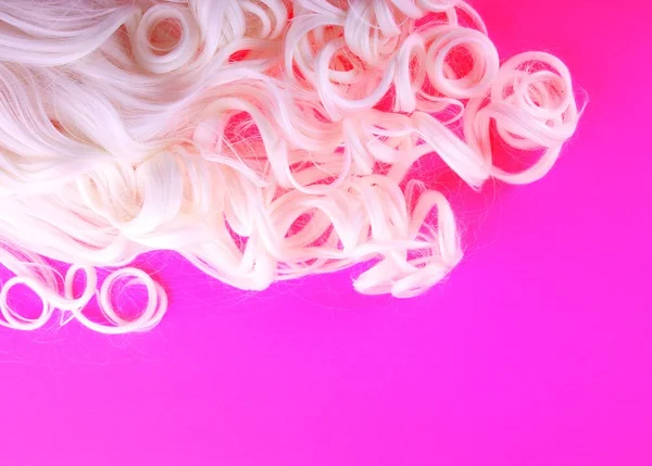 Cabelo branco encaracolado sobre fundo rosa quente — Fotografia de Stock