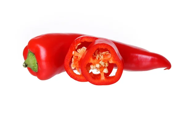 Czerwona papryczka chili z pokrojone kawałki na białym tle — Zdjęcie stockowe