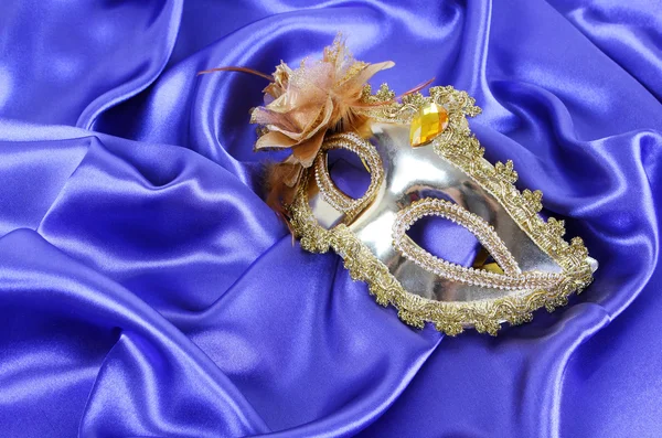 Guld carnival mask på blå siden tyg — Stockfoto