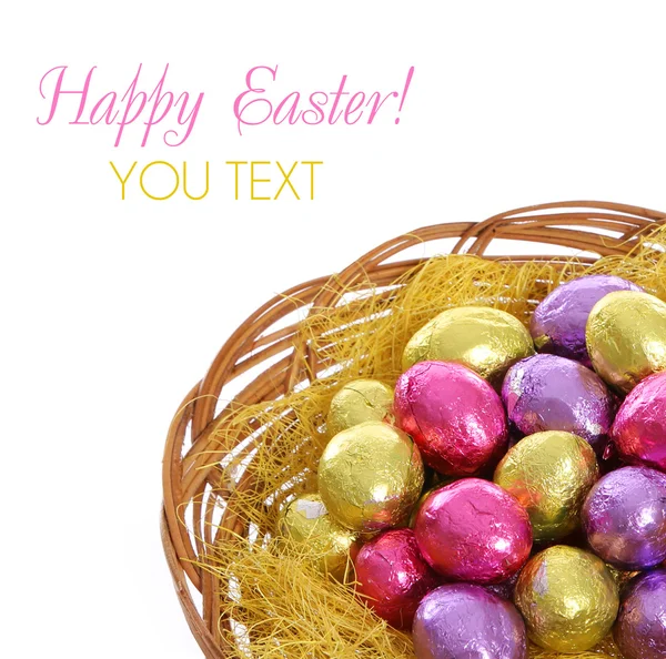 Счастливая Пасха, красочные шоколадные пасхальные яйца в корзине изолированы на белом фоне — стоковое фото