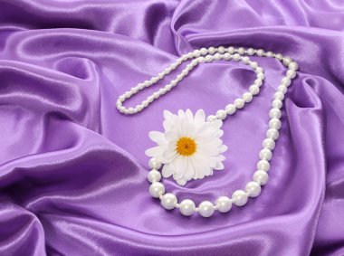 inci kolye mor ipek kumaş, papatya çiçeği ile romantik hediye