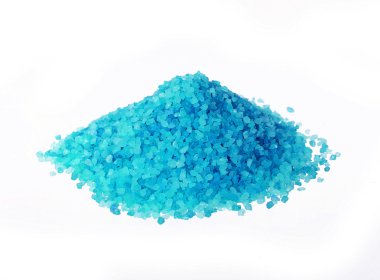 banyo beyaz arka plan için mavi deniz tuzu