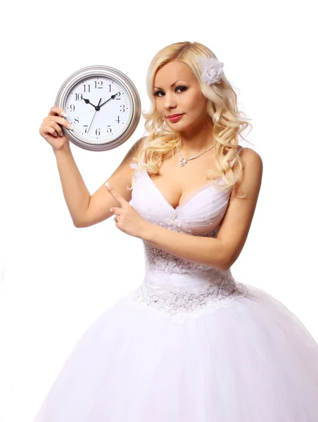 Νύφη με ρολόι τοίχου. όμορφη ξανθιά νεαρή γυναίκα που περιμένει ο γαμπρός που απομονώνονται σε λευκό φόντο — Φωτογραφία Αρχείου