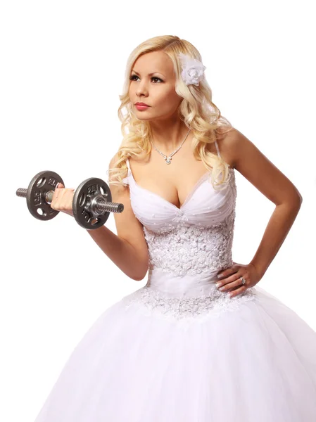 dumbbell ile gelin. güzel sarışın genç kadın düğün elbise beyaz, üzerinde izole kavramı