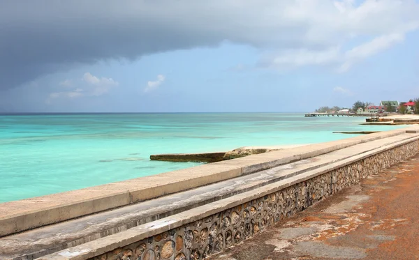 Tropická pláž s tyrkysovým oceánem. Grand turk island, Bahamy — Stock fotografie