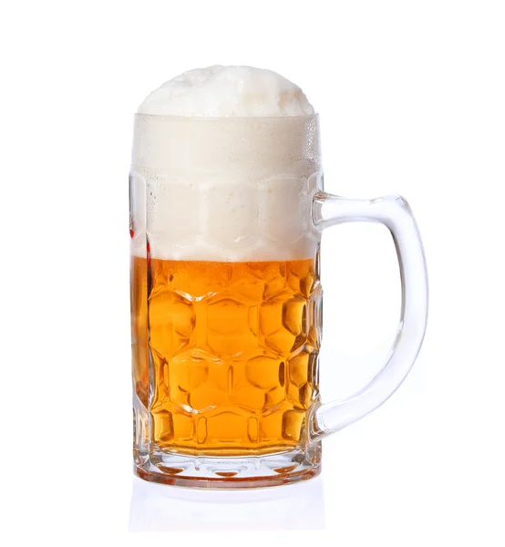Taza de cerveza aislada sobre fondo blanco —  Fotos de Stock