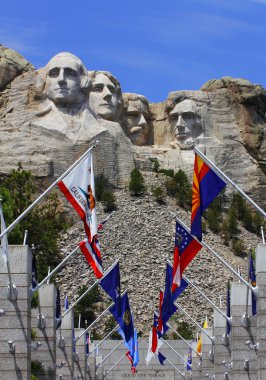 Devlet bayrakları ile rushmore Dağı Milli anıt. Güney dakota, ABD.