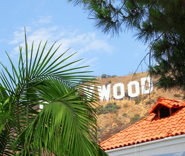 Hollywood-Schild hinter Palme. los angeles — Stockfoto