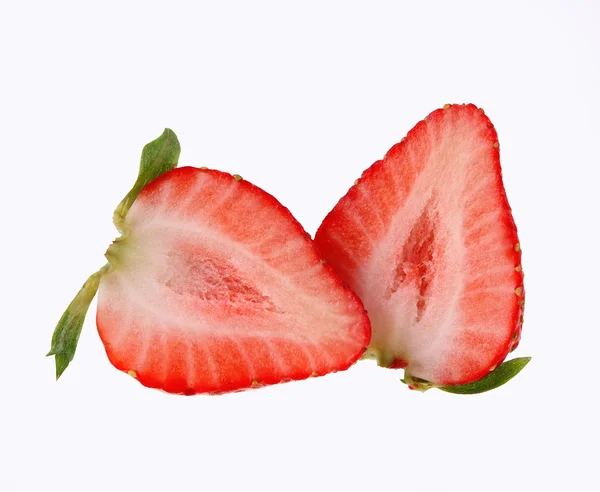 Fragola affettata isolata su bianco — Foto Stock