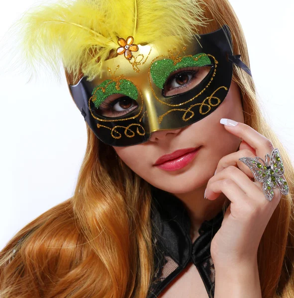 Meisje met carnaval masker. mooie jonge vrouw met mode vlinderring over wit. Halloween. maskerade. — Stockfoto
