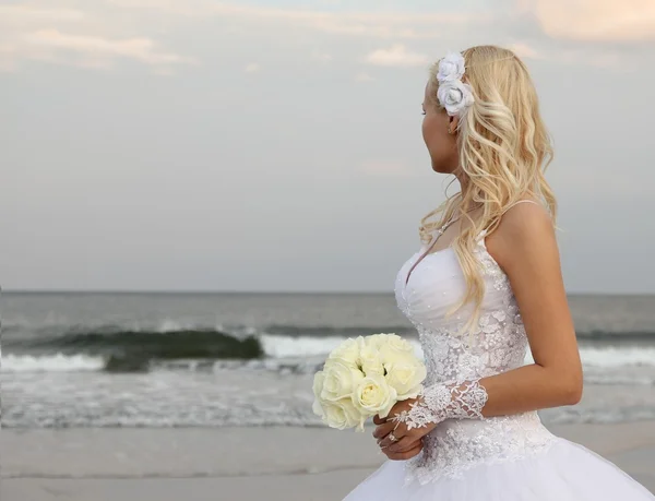 Noiva loira andando na praia. bela jovem mulher em vestido de noiva olhando para o oceano — Fotografia de Stock