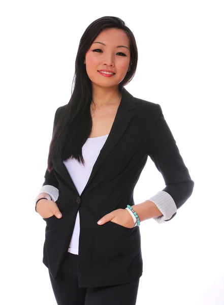 ビジネスの女性の笑顔に孤立した白い背景。黒のビジネス スーツ カメラ目線で美しいアジア女性 — ストック写真