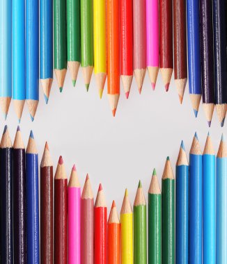 geri okul kavramı. renkli kalemler kalbi olarak düzenlenmiş.