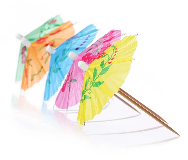 Paraguas de cóctel multicolor. Símbolo de vacaciones y verano, aislado sobre fondo blanco — Foto de Stock