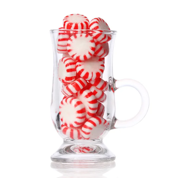 Pepparmint godis i glas isolerade på vitt. röd randig mint jul godis, makro — Stockfoto