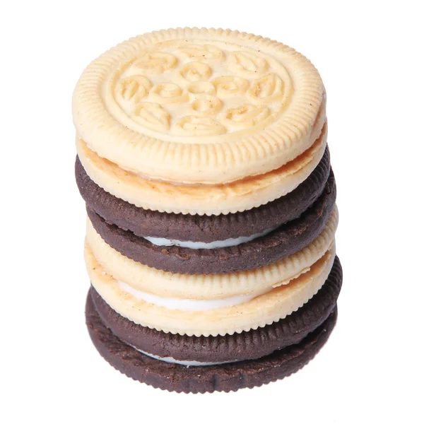 Galletas de chocolate y vainilla con presentación de crema aislada sobre fondo blanco. torre marrón y blanca — Foto de Stock