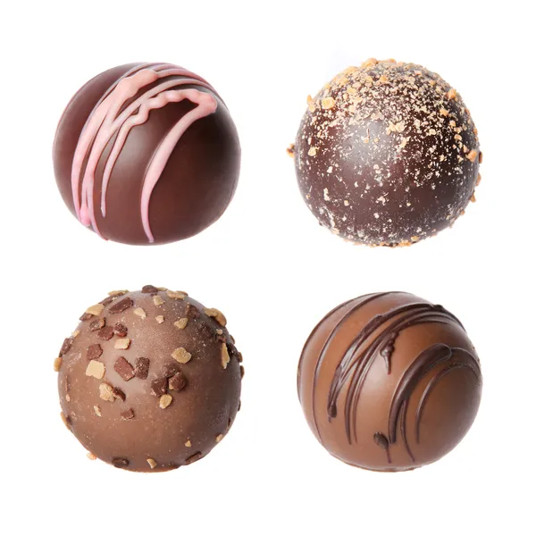 Collection de bonbons au chocolat. Belles truffes belges isolées sur fond blanc — Photo