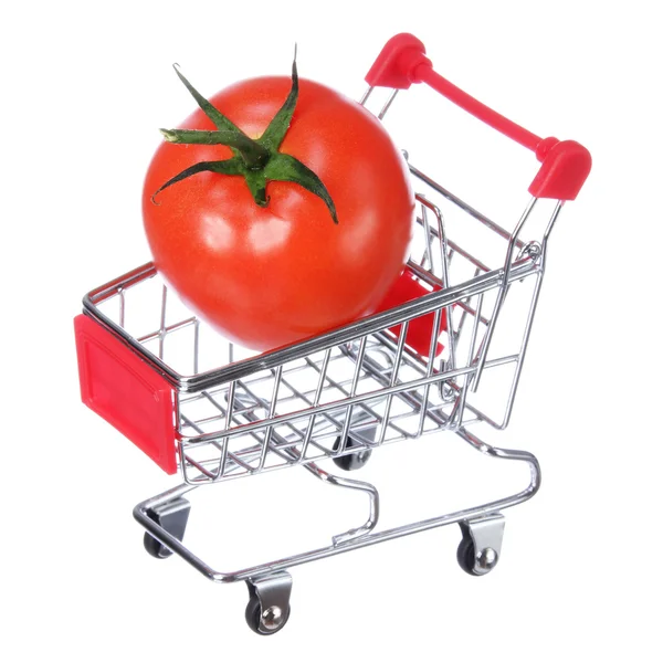 Alışveriş sepeti üzerine beyaz izole içinde domates — Stok fotoğraf