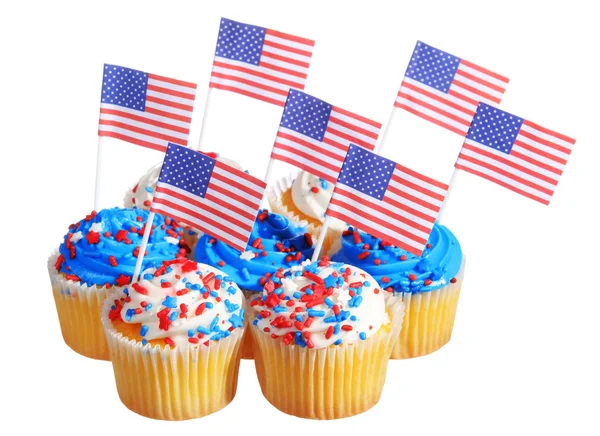 Πατριωτικό cupcakes διακοσμημένα με αμερικανικές σημαίες και μπλε, λευκή κρέμα με κόκκινο stars ψεκάζει στην κορυφή, απομονώνονται σε λευκό φόντο. — Φωτογραφία Αρχείου