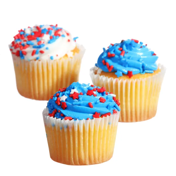 Cupcake con crema blu e bianca sulla parte superiore. patriottico decorato, isolato su sfondo bianco — Foto Stock