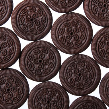 Oreo. beyaz izole krema dolgulu çikolata kurabiye. arka plan.