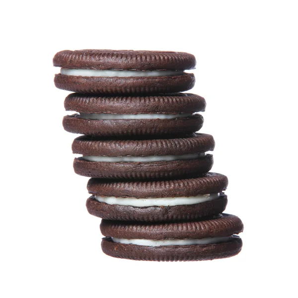 Oreo. Galletas de chocolate con torre de llenado de crema aislada sobre fondo blanco . — Foto de Stock