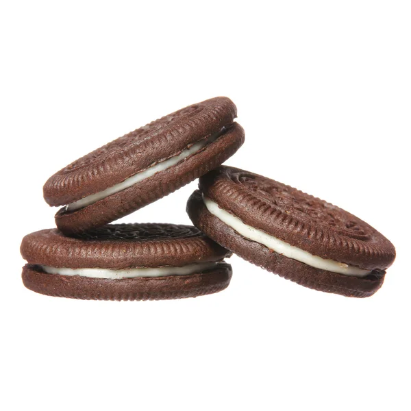 Oreo. Biscoitos de chocolate com recheio de creme isolado no fundo branco . — Fotografia de Stock