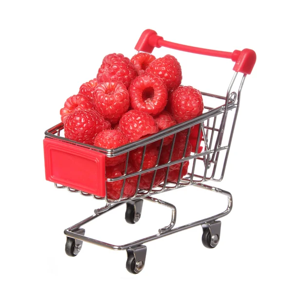 在购物车上白色隔离的成熟莓。概念. — 图库照片