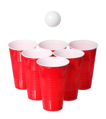 bira pong. kırmızı plastik bardak ve beyaz arka plan üzerinde izole ping pong topu