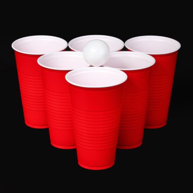 bira pong. kırmızı plastik bardak ve ping pong topu siyah arka plan üzerinde