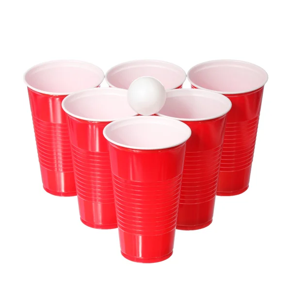 Cerveja-pongue. Copos de plástico vermelho e ping pong bola isolada no fundo branco — Fotografia de Stock