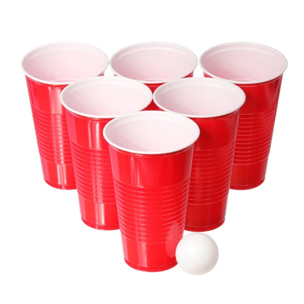 Cerveja-pongue. Copos de plástico vermelho e ping pong bola isolada no fundo branco — Fotografia de Stock
