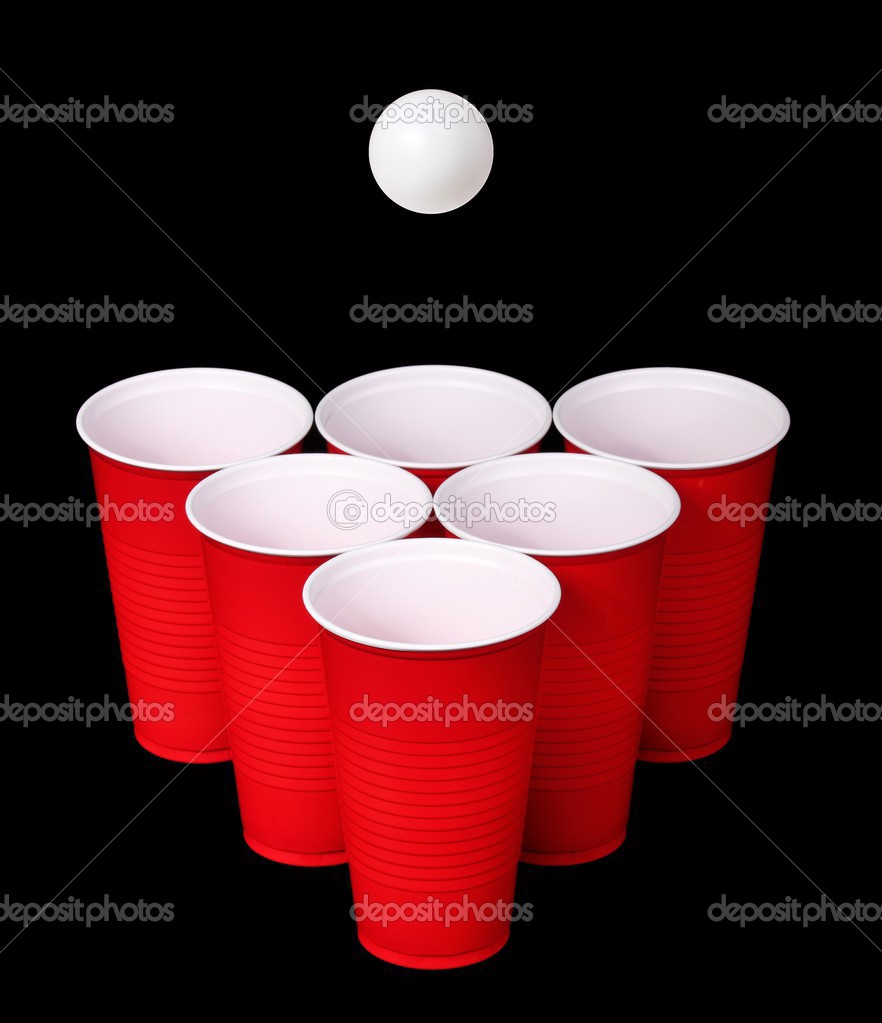 Cerveza Pong Vasos De Plastico Rojo Y Pelota De Ping Pong Sobre