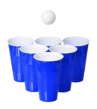bira pong. mavi plastik bardak ve beyaz arka plan üzerinde izole ping pong topu